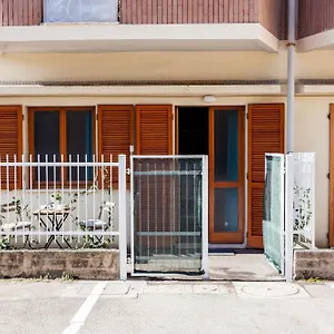 open-the-classic-wooden-shutters-at-a-cozy-city-nest.it-tuscanyhotel.com/